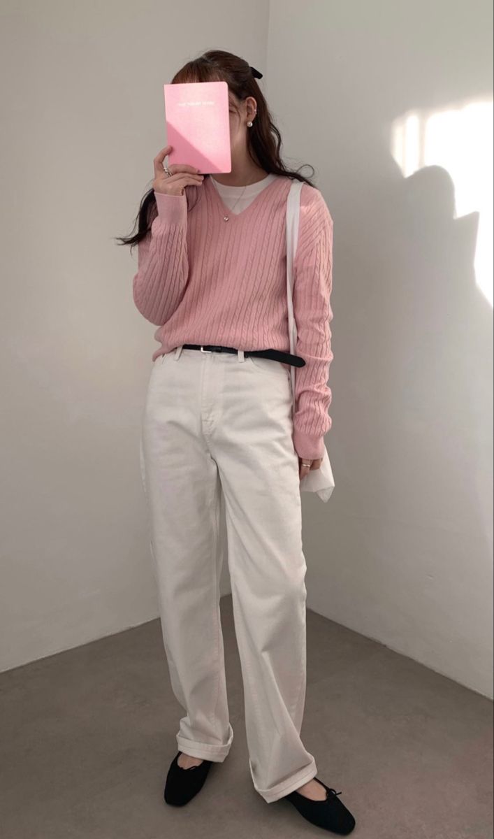 White Jeans Outfit Aesthetic, Korean Minimalist Fashion, Jeans Outfit Fall, White Jeans Outfit, Kpop Fashion Outfits, 가을 패션, Kpop Outfits, Casual Style Outfits, Kpop Fashion