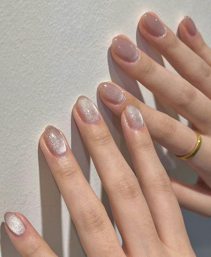 aesthetic nails girl couple matching cute adorable pretty stylish natural viral light glittery pinkish white Short Champagne Nails, Red Shine Nails, Champagne Cat Eye Nails, Champagne Nails Short, Nails Champagne, Nails Cream, Nails Charms, Nails Coral, Nails Colorful