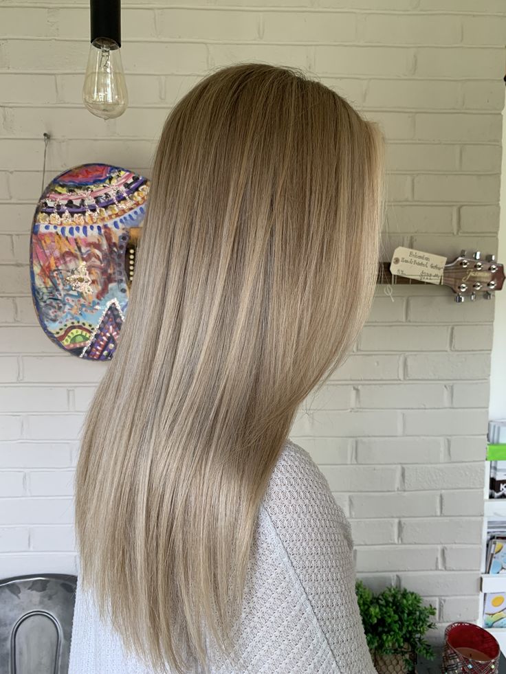 Shadow Route Blonde Hair, Cool Blonde Shadow Root, Blond Hair Shadow Roots, Blonde W Shadow Root, Beige Blonde With Shadow Root, Shadow Root Blonde Highlights, Light Brown Shadow Root, Shadow Roots Blonde Hair, Blonde Hair With Root Shadow