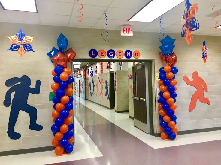 the hallway is decorated with balloons and streamers for children's birthday party decorations