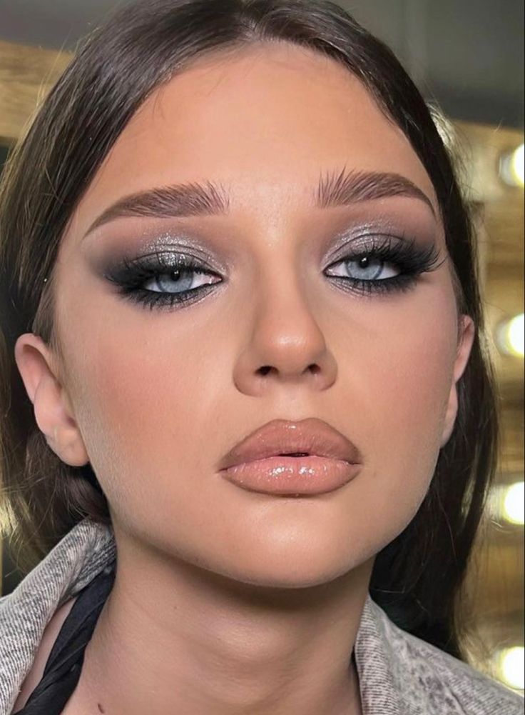 Grey Smoky Makeup, Makeup Looks Grey Eyes, Smokey Eye Makeup Gray, Black Smokey Eye With Silver Glitter, Makeup Looks Black And Silver, Black Smoky Glitter Eye Makeup, Smokey Gray Eye Makeup, Black Silver Smokey Eye, Grey Outfit Makeup Looks