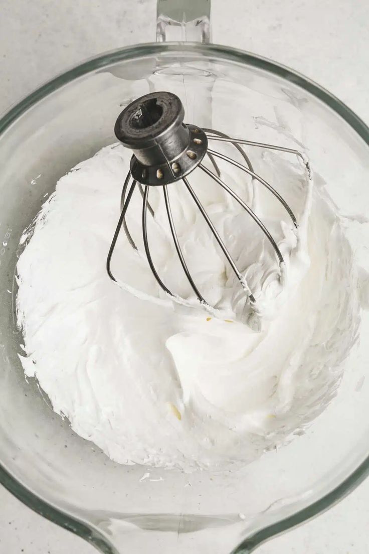 How to make a French meringue with this quick and easy recipe with only 2 ingredients, egg whites and caster sugar for a fluffy meringue with a firm texture. Perfect as a frosting, filling or small baked meringue cookies. Fluffy Meringue, Easy Meringues, Egg White Recipes, French Meringue, Meringue Cookie Recipe, Baked Meringue, Powdered Food Coloring, Meringue Frosting, Meringue Recipe