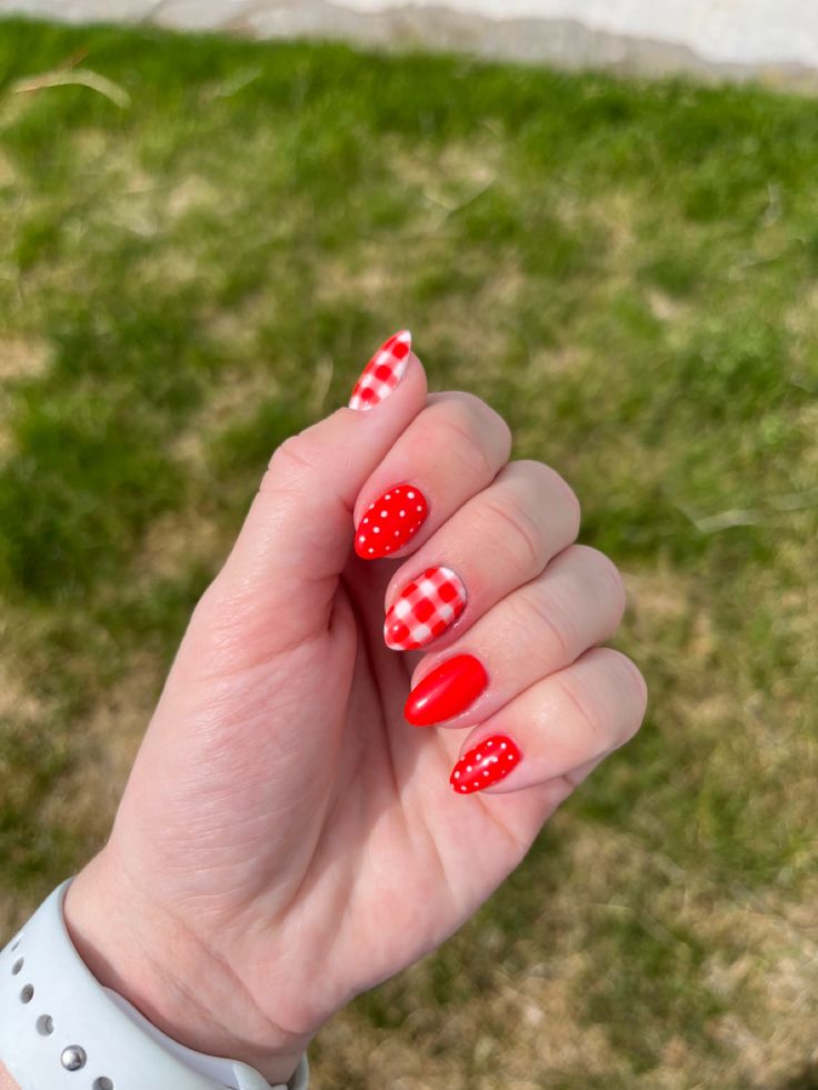 Red Picnic Nails, Red Gingham Nails, Summer Red Nails Designs, Picnic Nail Art, Gingham Nail Art, Red Nail Ideas Summer, Red Summer Nails Designs, Red Checkered Nails, Spring Red Nails