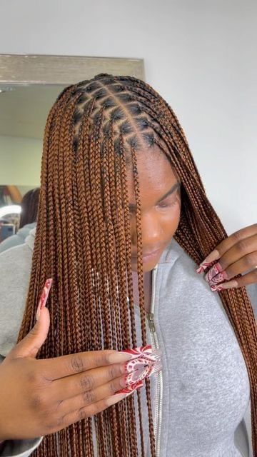 Small Knotless Color 30, Smeduiem Knotless Blonde, Two Tone Knotless Braids Black Women, Small Color Knotless Braids, Color 4 And 30 Knotless Braids, Color 30 Knotless Braids Black Women, Box Braids 30 Color, Color 8 Knotless Braids, Medium Knotless Braids With Curly Ends And Color