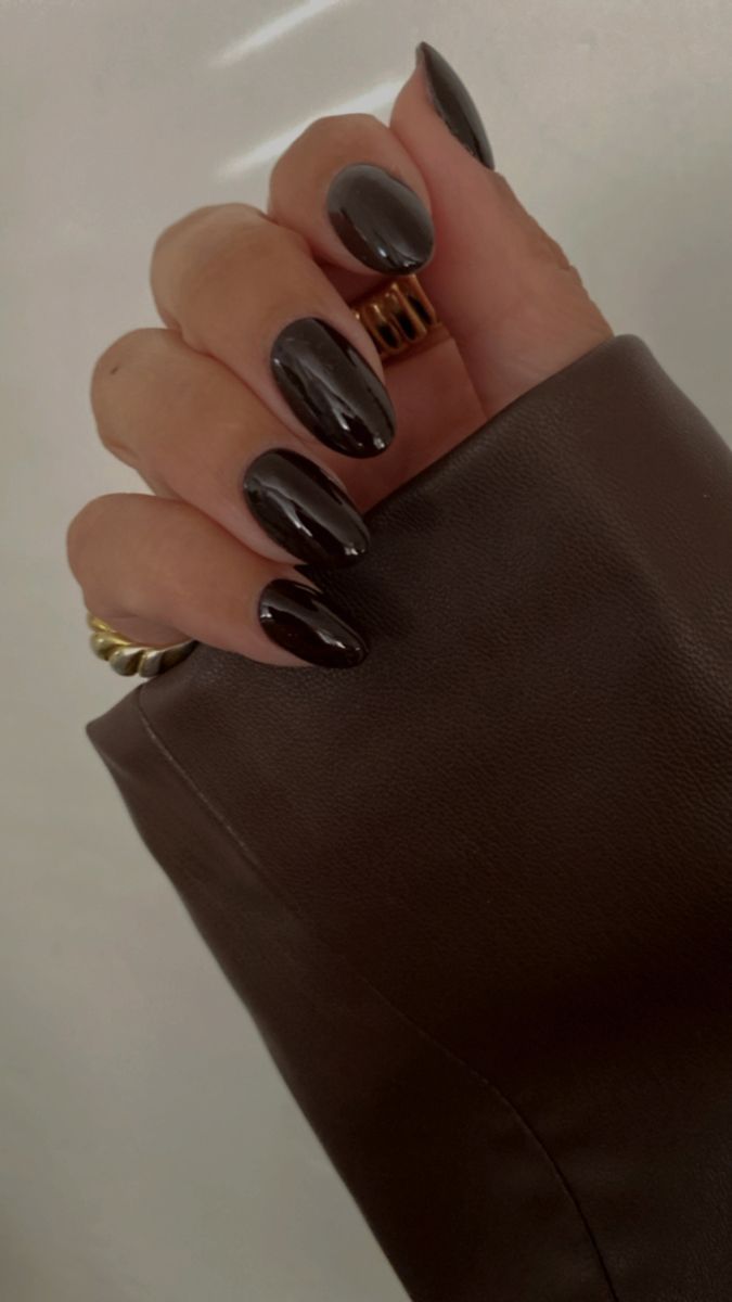 Brown nails #brownnails #fallnails Dark Chocolate Nails, Chocolate Brown Nails, Dark Brown Nails, November Moodboard, Regina Phalange, Black Almond Nails, Classic Nail, Nails Autumn, 2024 Nails