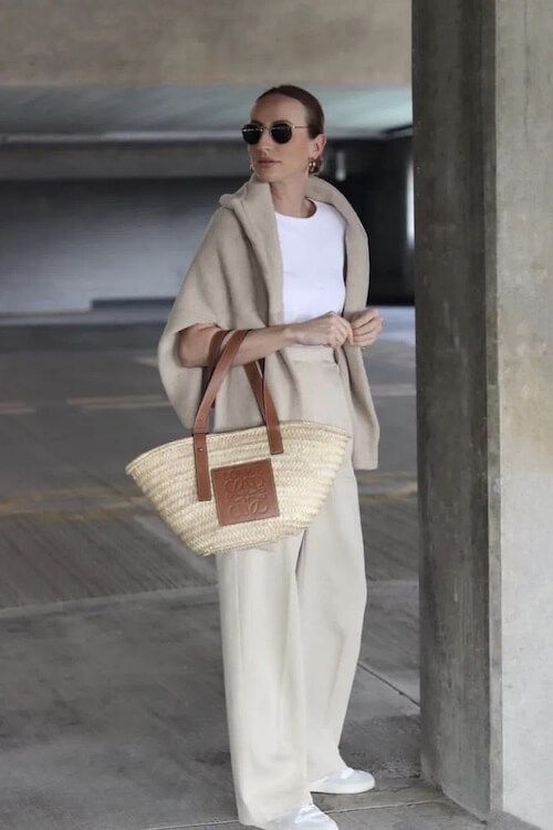 40+ Trendy Wide Leg Pants Outfit Ideas To Kick Your Style Up A Notch Wide Leg Pants Airport Outfit, White Wide Leg Outfit, Trouser Casual Outfit, Cream Wide Leg Pants Outfits, Beige Wide Leg Pants Outfit, Beige Loafers Outfit, Wide Leg Pants Street Style, Cream Trousers Outfit, Wide Leg Pants Outfit Ideas