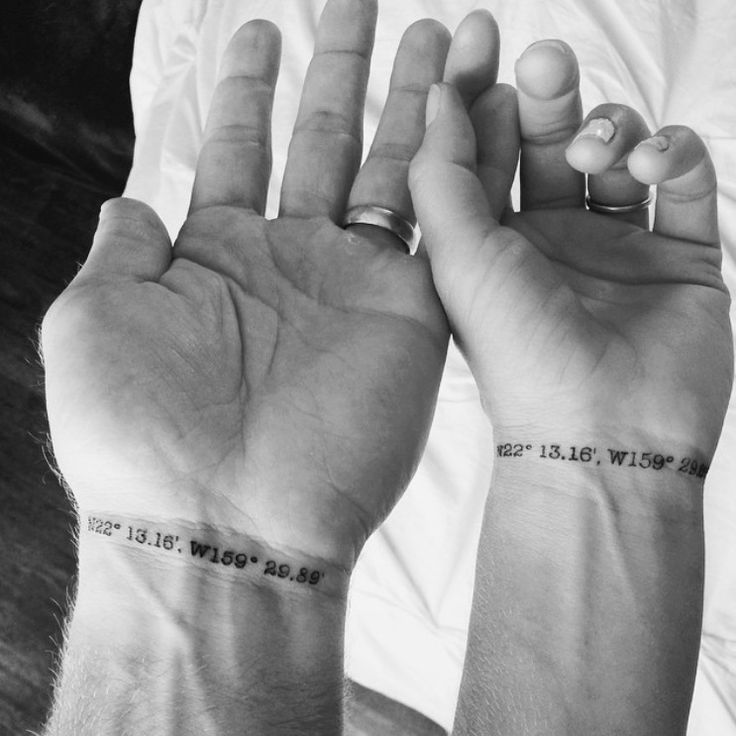 Little Couple Tattoos, Couples Hand Tattoos, Cute Couple Tattoo, Herren Hand Tattoos, Couple Tattoos Unique Meaningful, Couple Tattoos Love, Coordinates Tattoo, Cute Couple Tattoos, Small Couple Tattoos