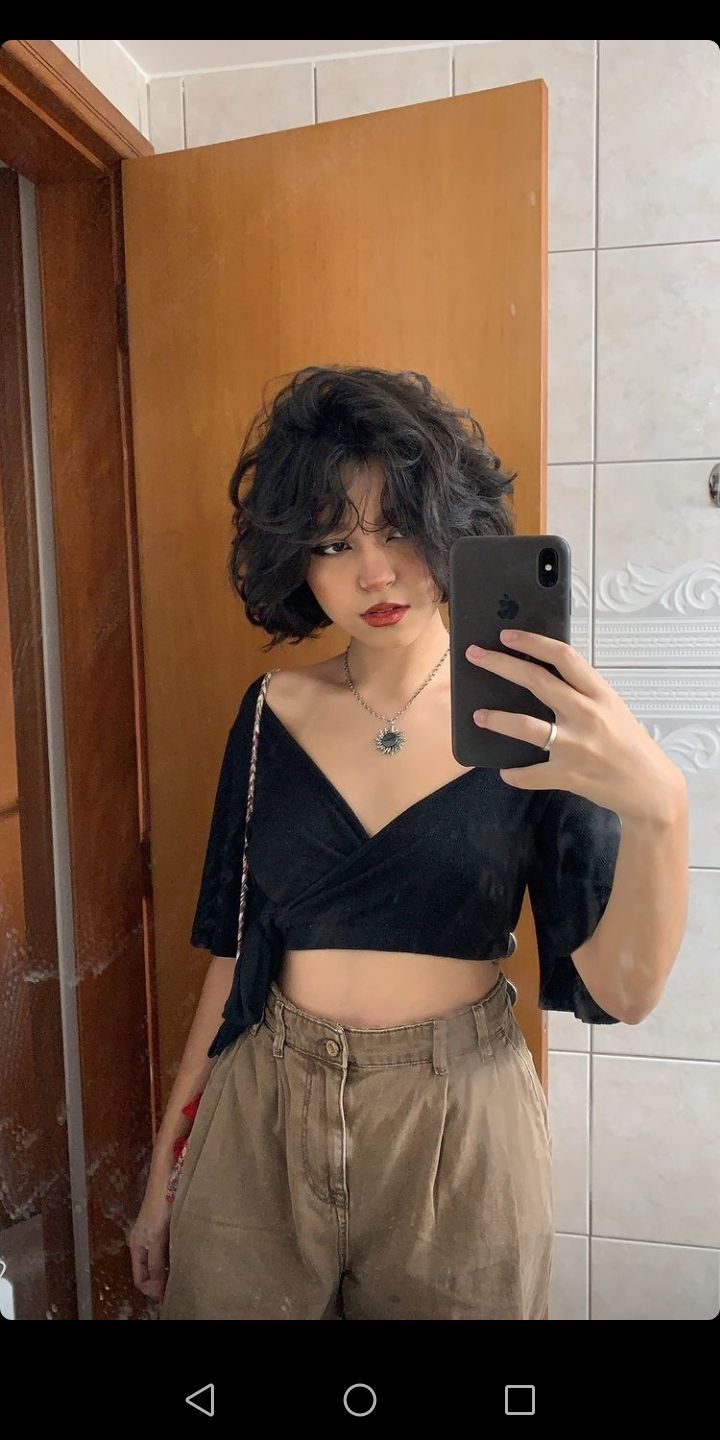 Short Hair In Hat, Tops For Wide Shoulders, Bob Pendek, Look Grunge, Short Hair Haircuts, Cut My Hair, Short Curly Hair, Aesthetic Hair, Outfits Casuales