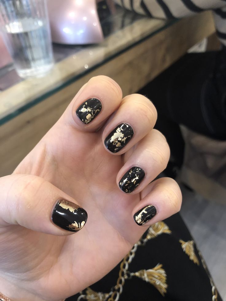 Black Nail Gold Foil, Black Gel Nails With Gold Foil, Gold Foil Dip Nails, Black Nail With Gold Foil, Black And Gold Manicure Short, Black With Gold Foil Nails, Black And Gold Short Nails Design, Black With Foil Nails, Black Gold Flake Nails