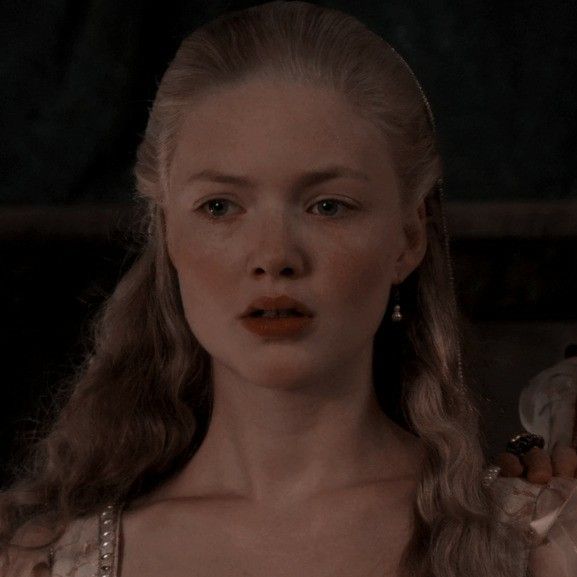 Holiday Grainger, 1400s Fashion, Lannister House, Daena Targaryen, Holliday Grainger, Lucrezia Borgia, The Borgias, Targaryen Aesthetic, Anne Boleyn