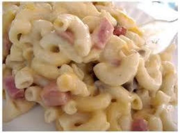 macaroni and cheese with ham on top