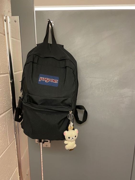 Backpack With Keychains And Pins, Backpacks With Keychains, Black Backpack With Pins, Jansport Backpacks Aesthetic Pins, Black Backpack Aesthetic, Jansport Backpacks Aesthetic, Backpack With Keychain, Schoolbag Aesthetic, Jansport Bag