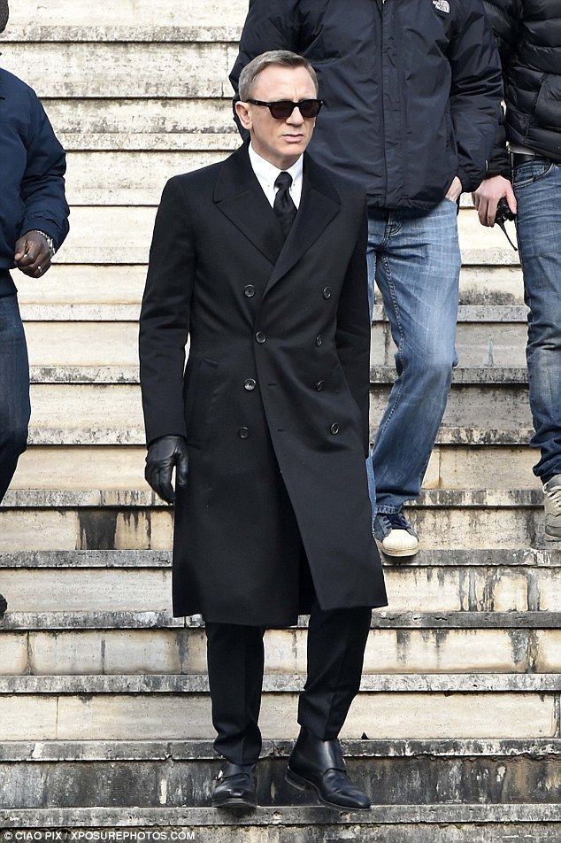 James Bond Suit, Bond Suits, James Bond Spectre, James Bond Style, Daniel Craig James Bond, Celebrity Style Guide, Clothing Guide, Daniel Craig, Monica Bellucci