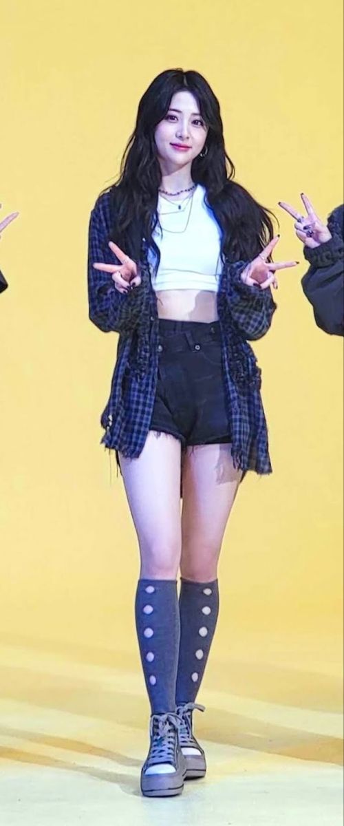 Lee Sserafim, Cute Korean Outfits, Body Pic, Kpop Dress, Zettai Ryouiki, Idol Fashion, Kpop Concert Outfit, Top Jeans, Flannel Dress