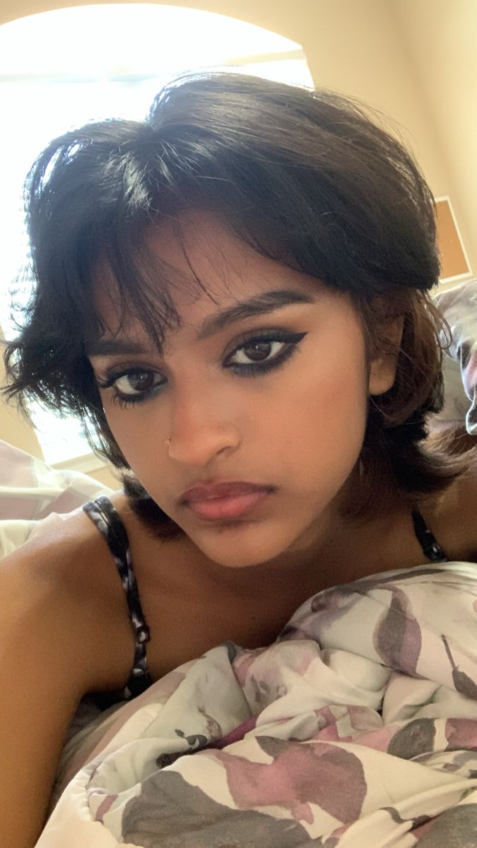 Makeup On Brown Skin, Grungy Makeup, Soft Grunge Makeup, Padma Patil, Dark Makeup Looks, Brown Girls Makeup, Punk Makeup, Naturally Curly Hair, Brown Skin Makeup