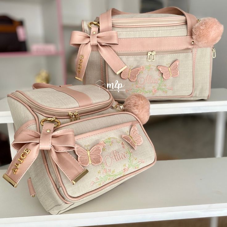 Delicadeza sem fim! 🌸 O mundo rosa e seus encantos… Na foto temos; Mala Baú + Mochila 3 em 1. ______________ ♥ ______________ Para mais informações ou encomendas nos envie uma mensagem no direct ou WhatsApp: Vendedora Pâmella: (62) 992853709 Vendedora Marisa: (62) 991143227 #maternidade #enxovalpersonalizado #casal #familia #maedeprimeiraviagem #maedemenina #enxovaldeluxo #enxovalbebe Cute Everyday Outfits, Everyday Outfits, Wallets