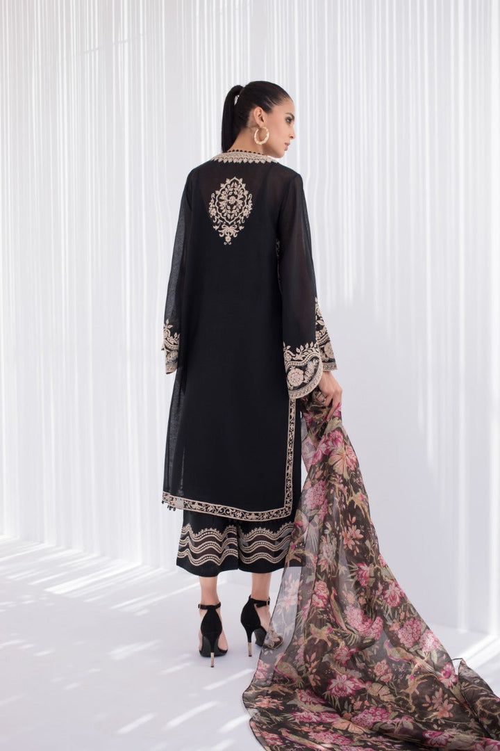 A symphony of intricate craftsmanship this black outfit is a wardrobe must have The Khaddi Corduroy floral embroidered kurta is paired with a flowy khaadi silk dupatta exclusively printed for Sania Maskatiya An embroidered motif at the back adds instant glamour to the outfit and the raw silk aari thread work Izaar comp Aari Thread Work, Sania Maskatiya, Batik Fashion, Embroidered Organza, Trendy Fashion Tops, Embroidery Suits Design, Fancy Dress Design, Organza Dupatta, Pakistani Dress Design