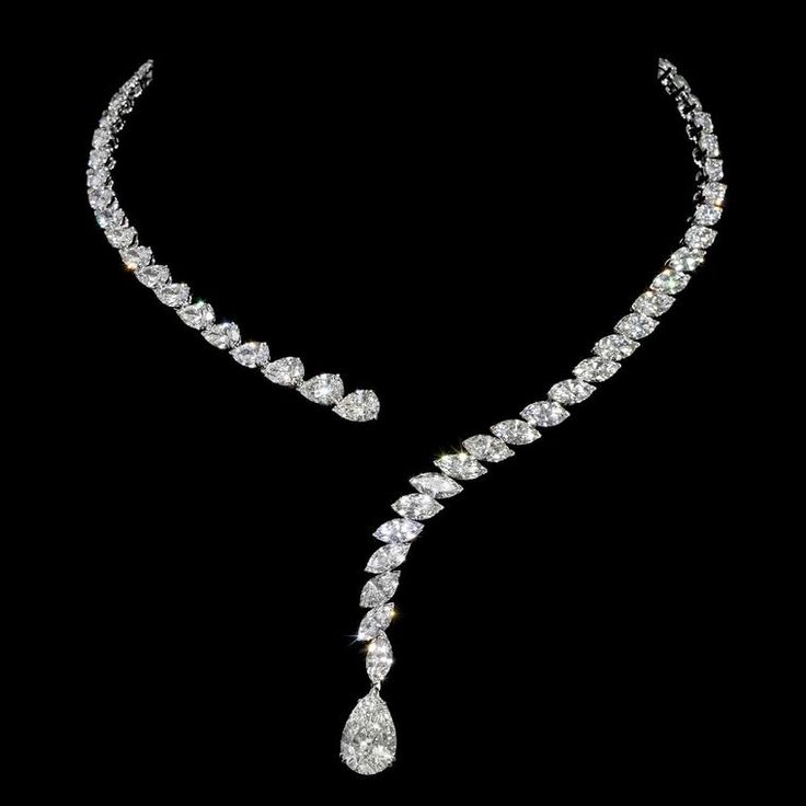 Pear Shaped Diamond Necklace, خواتم خطوبة, Beautiful Diamond Necklace, Afrikaanse Mode, Diamond Necklace Designs, Diamond Necklace Set, Diamond Jewelry Necklace, Solitaire Pendant Necklace, Expensive Jewelry