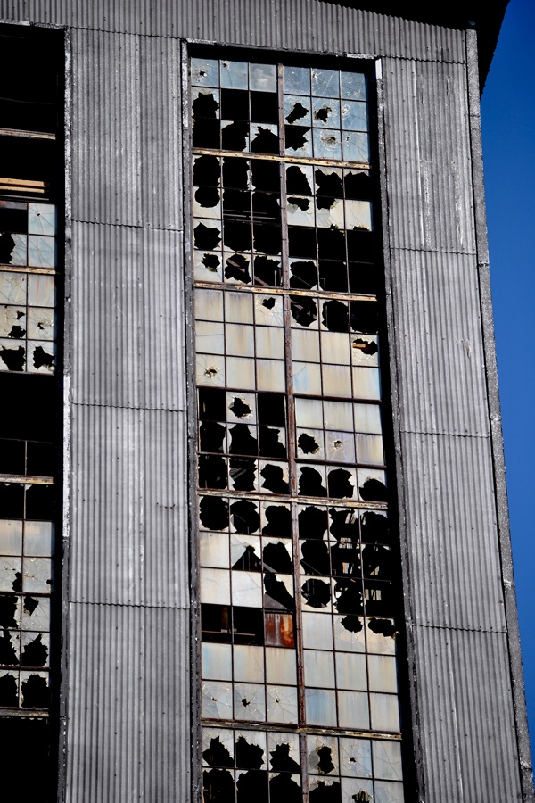 the side of an old building with broken windows