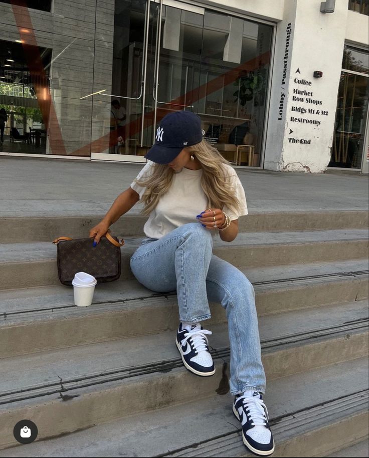 Spring School Outfits, Looks Adidas, Outfits Nyc, Ny Outfits, Spring School, Outing Outfit, New York Outfits, Casual Outfit Inspiration, Low Top Shoes