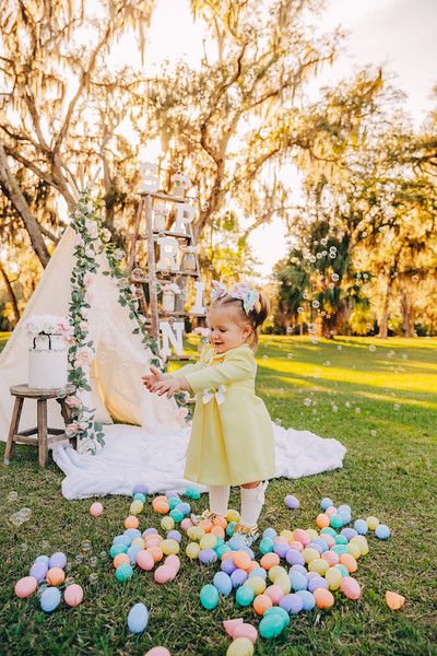 Toddler Easter Photoshoot, Easter Bunny Photoshoot, Kids Easter Pictures, Photoshoot Setup, Easter Family Pictures, Spring Picture Ideas, Easter Shoot, Easter Minis, Easter Portraits