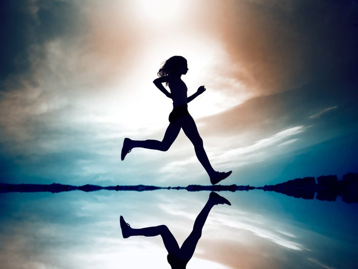 a woman running across a body of water with the words cyberdiet in spanish