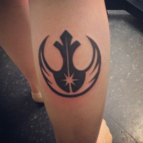 a star wars tattoo on the leg of a woman