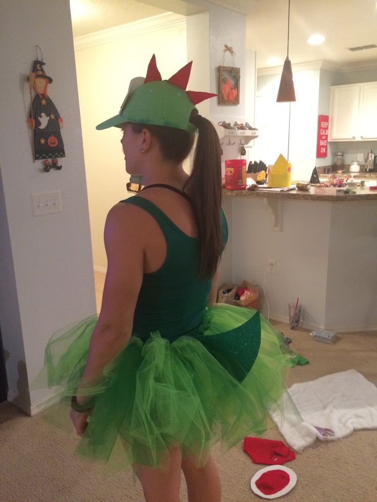 Yoshi Halloween costume Yoshi Mario Kart Costume, Mario Kart Costumes Diy Yoshi, Cute Yoshi Costume, Yoshi Halloween Costume Diy, Yoshi Costume Women, Diy Yoshi Costume Women, Yoshi Makeup, Yoshi Costume Diy Women, Yoshi Costume Diy