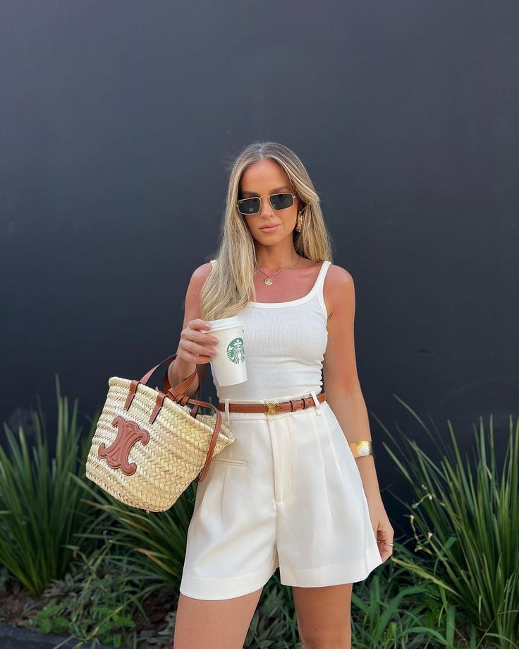 LOOKINHO DO DIA 🤎🖤🤍 básico e fácil 🫶🏻✨ | Instagram Outfit With White Shorts Summer, All White Outfit Shorts, Styling White Shorts, How To Style White Shorts, Outfits With White Shorts, White Short Outfit, White Shorts Outfits, White Shorts Outfit Summer, Classy Shorts Outfits