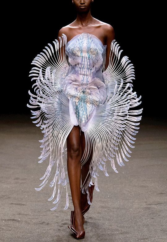 Iris Van Herpen Couture, Valentino Couture, Iris Van Herpen, Natalia Vodianova, Chanel Couture, Outfit Collage, Catwalk Fashion, Couture Mode, Dior Couture