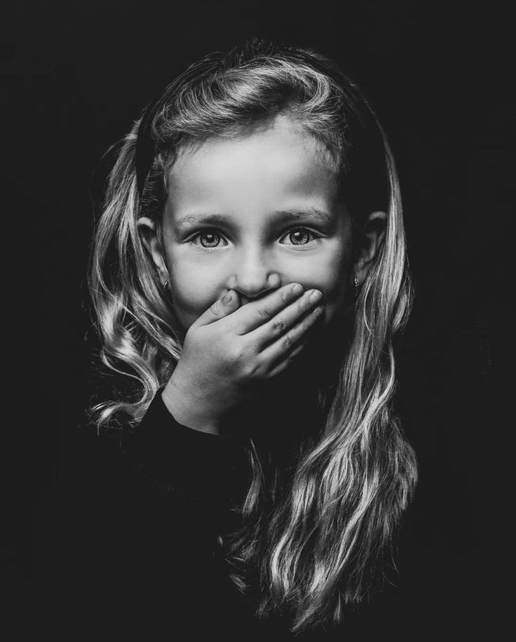 Black Background Photography Portraits, Black And White Kids Portraits, Indoor Photoshoot Ideas Kids, Portrait Prompts, Kids Portrait Studio, Toddler Portraits, Toddler Poses, Shooting Studio, Kind Photo