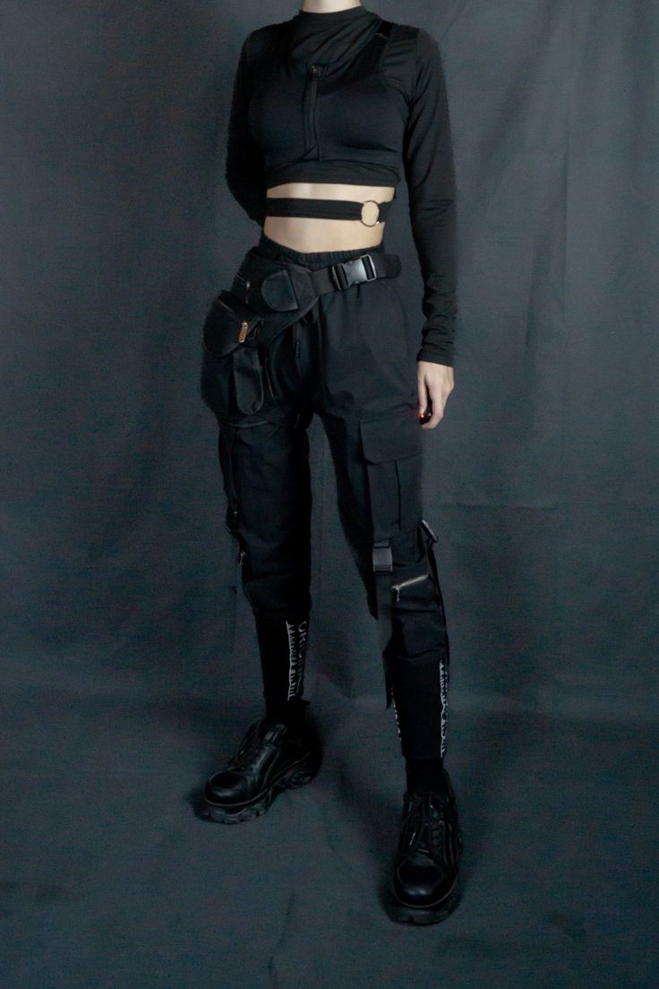 Black Techwear Pants Women, All Black Combat Outfit, Assassin Outfit Modern, Tech Wear Women Aesthetic, Assassin Core Outfit, Street Wear Techwear, Dystopian Aesthetic Fashion, Tech Streetwear Women, Tactical Streetwear Women