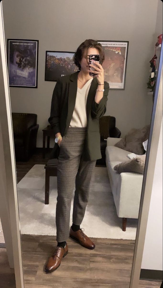 mak ingemi (@makingemi on tiktok) Lesbian Fashion Formal, Lesbian Formal Outfits, Chapstick Lesbian Style, Lesbian Outfits, Masc Outfits, Lesbian Fashion, Simple Fall Outfits, Queer Fashion, Urban Wear