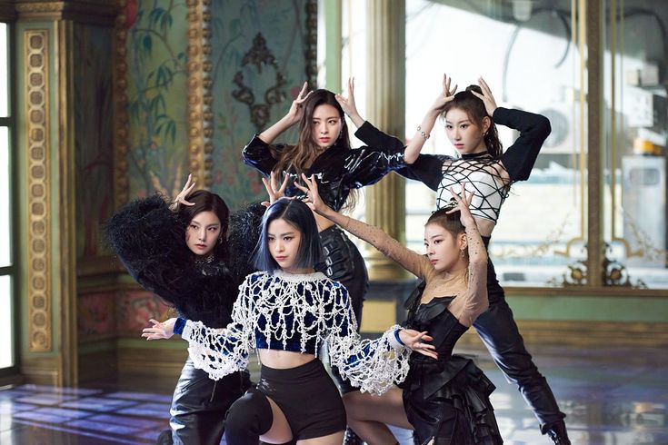 IT'z ME WANNABE MV Behind The Scenes #ITZY Itzy It'z Me, Itzy Wannabe, It'z Me, Thread Photo, Music Birthday, K Pop Star, Melon, South Korean Girls, Kpop Girls