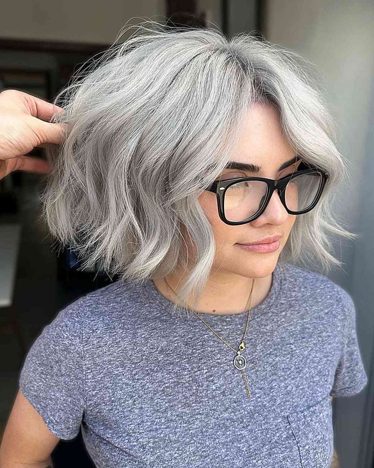 25 Cutest Chin-Length Wavy Bob Haircuts Grey Bob Hairstyles, Chin Length Haircuts, Short Sassy Haircuts, Wavy Bob Haircuts, Grey Blonde, Chin Length Hair, Silver Blonde, Ash Blonde Hair, Platinum Blonde Hair