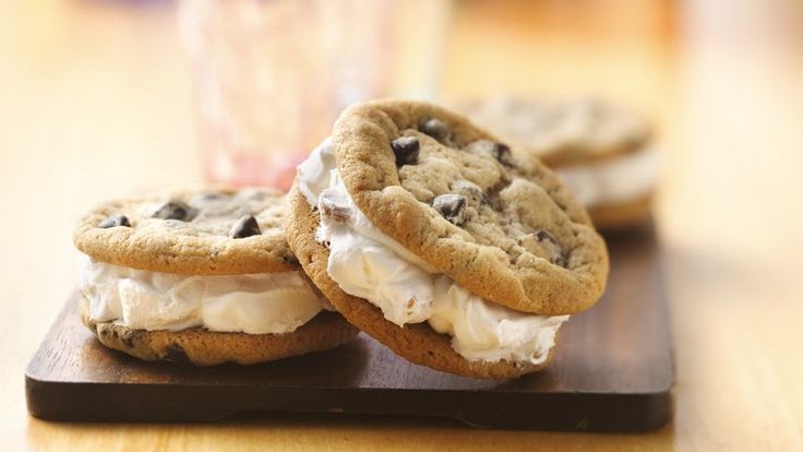 Fluffy filling is nestled between two tasty cookies, then frozen for a frosty treat. Slab Pies, Portable Party, Tasty Cookies, Cookie Sandwich, Quick Easy Recipes, Pillsbury Recipes, Frozen Cookies, Party Bars, Creamy Desserts