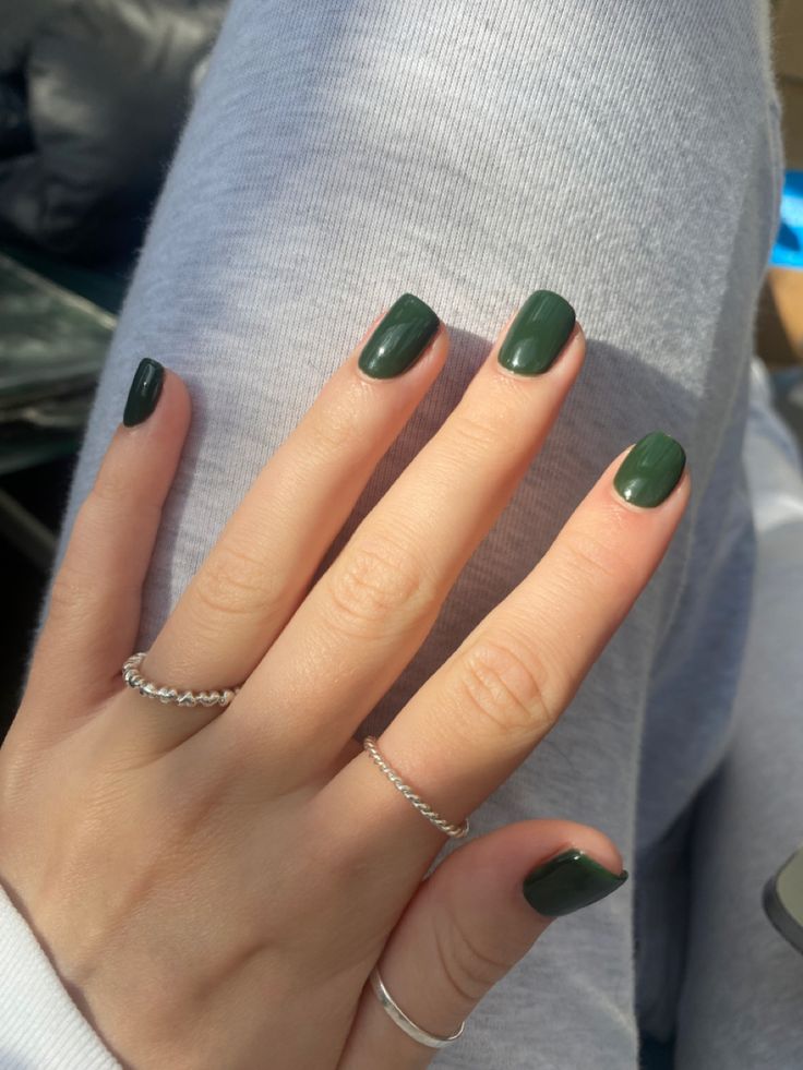 Emerald Green Gel Nails, Green Gel Nails, Nail Inspo 2023, Round Square Nails, Short Natural Nails, Olive Nails, Green Acrylic Nails, Natural Nail Designs, Dark Green Nails