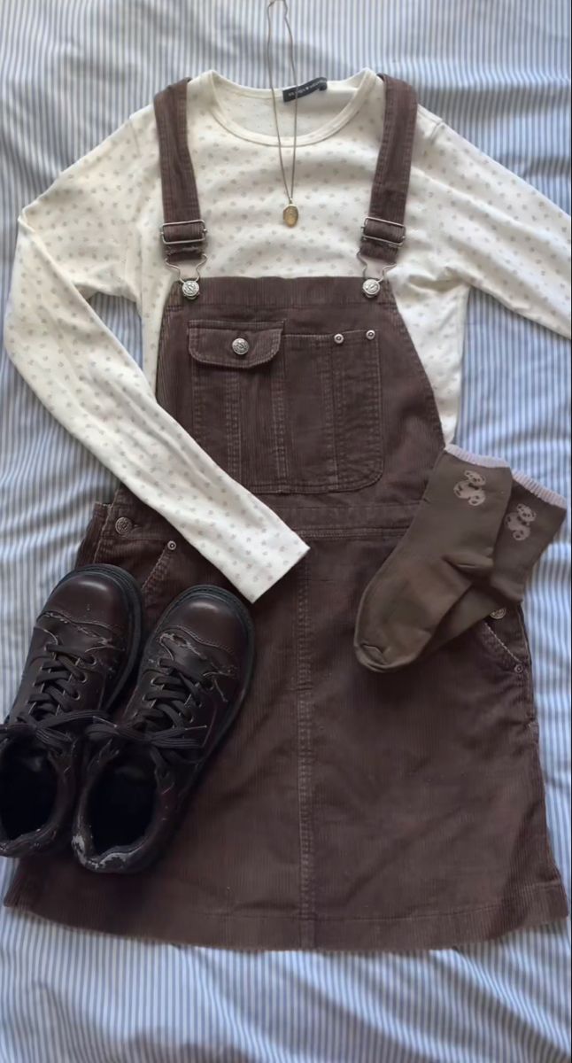 Levis Overalls Outfit, Brown Jumper Outfit, Boots Dark Academia, Brown Overalls Outfits, Brown Jeans Outfit, Brown Outfit Aesthetic, Cute Overall Outfits, Overalls Brown, Barista Outfits