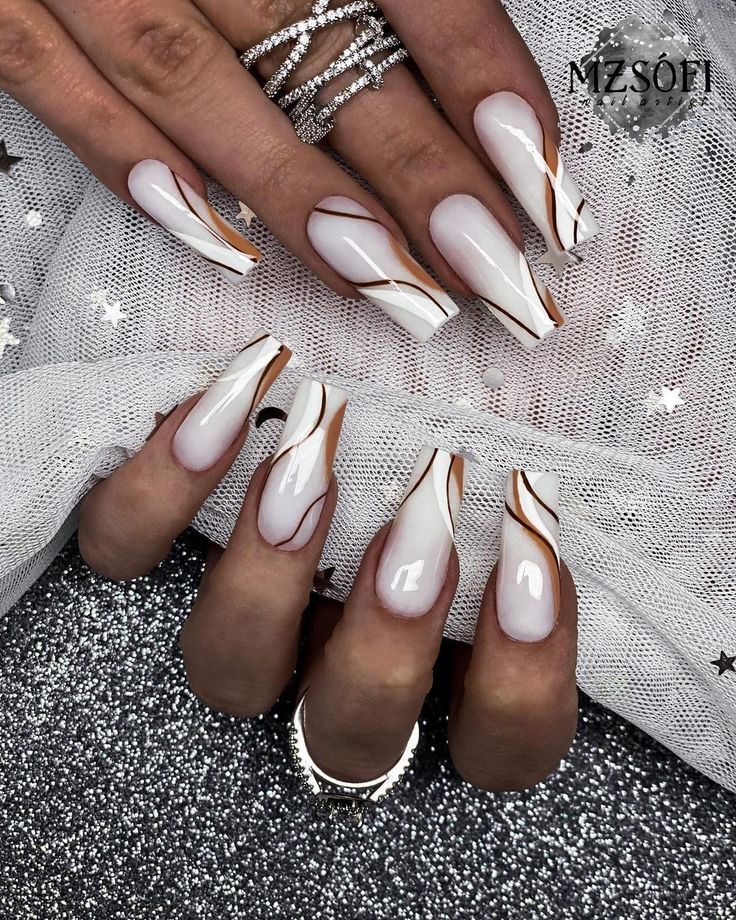 Fall Themed Nails Acrylic Coffin, Autumn Nails White, Dark Skinned Nails, Elegant Gel X Nails, Brown White And Gold Nails, White And Cream Nails, Prolecni Nokti, White And Brown Nails Design, Fall Nail Design Ideas 2024