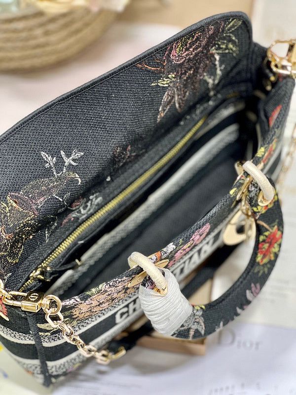 Charm - Dir Bags - 1213 A+ Excellent Quality; Contact us if you've any questions in your mind. Pearl Clutch, Embroidered Handbag, Lv Purse, Lv Shoes, Lv Belt, Lv Handbags, Lv Wallet, Black Flowers, Lady Dior