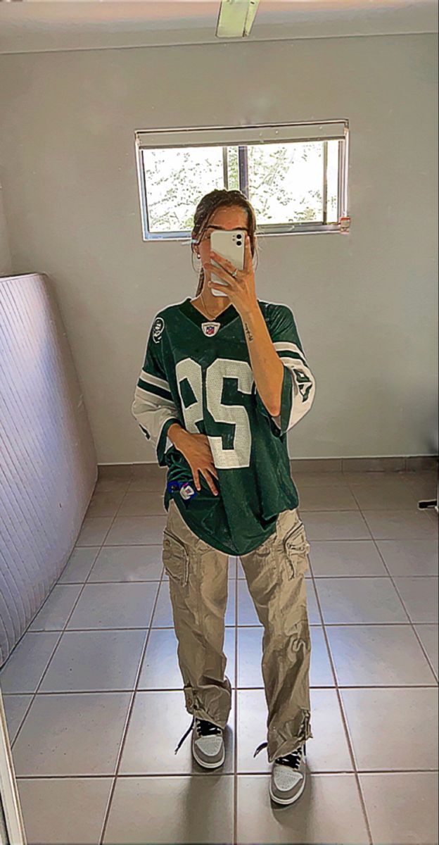 Green Jersey Outfit Winter, Sporty Streetwear Outfits, Over Sized Jersey Outfits, Football Inspired Outfits, Football Jersey Outfit Aesthetic, Styling Football Jersey, Aesthetic Jersey Outfit, Oversized Jersey Outfit Football, Jersey Fit Women