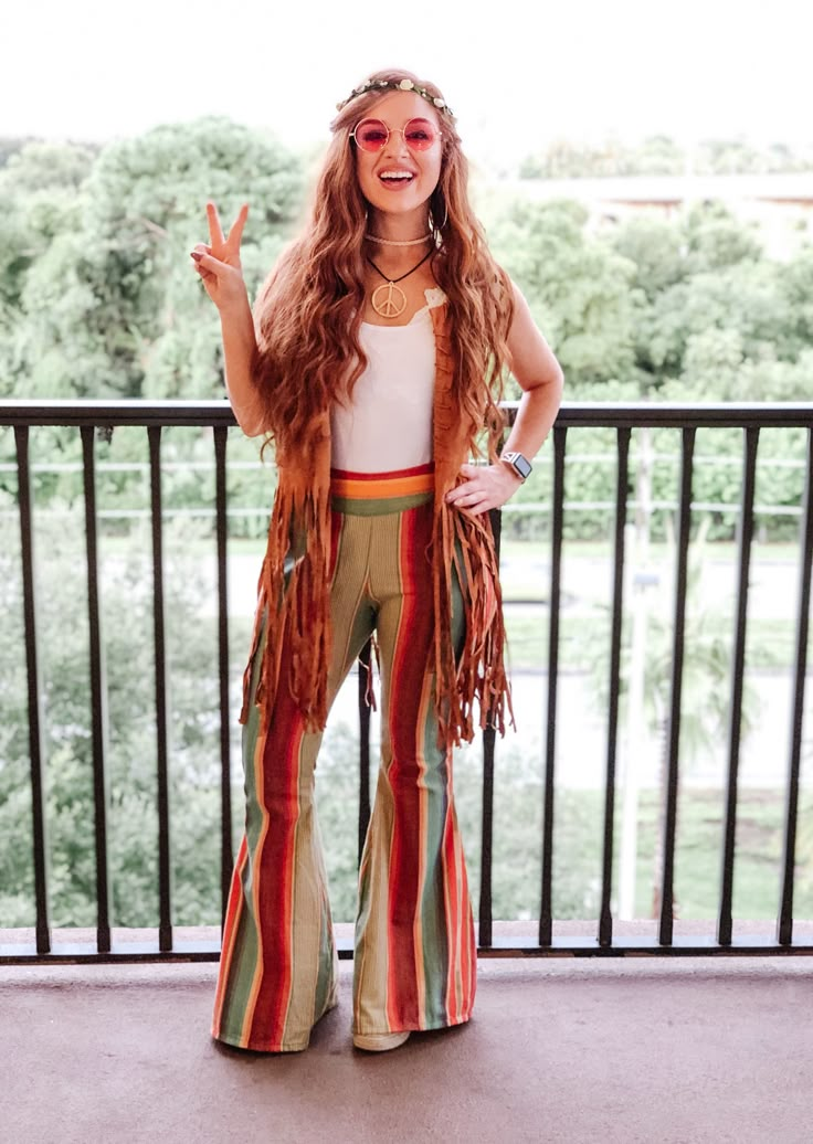 Easy and affordable costume for a decades party ! Hippie Carnaval, 70s Hippie Outfits, Hippie Costume Diy, Moda Z Lat 70., Hippie Outfits 70s, 70s Outfits Ideas, Decades Party, Hippie Costume Halloween, 70s Outfit