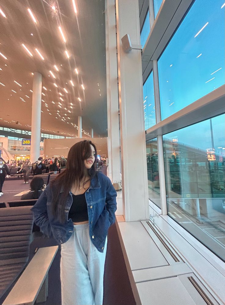 insta @adriennne_mary airport aesthetic, oversized jean jacket, dark blue jacket, long brown hair, korean airport, airport fit outfits, airport poses, standing poses, seoul korea, korean fashion, oversized clothing, blue outfit Airport Poses, Brown Hair Korean, Blue Jean Jacket Outfits, Dark Blue Jean Jacket, Korean Airport, Dark Blue Jacket, Hair Korean, Poses Standing, Airport Fit