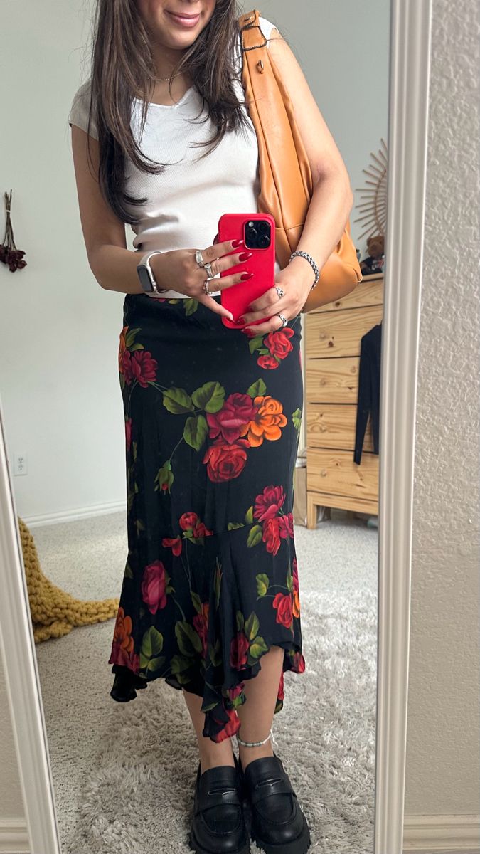 Flower Pencil Skirt Outfit, Midi Skirt And Loafers Outfit, Long Skirt Loafers Outfit, Long Flower Skirt Outfit, Loafers With Skirt, Flower Print Skirt Outfit, Skirt And Loafers Outfit, Long Floral Skirt Outfit, Printed Long Skirt Outfits