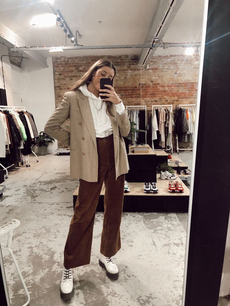 White Docs Outfits Winter, Beige Doc Martens Outfit, White Dr Martin Boots Outfit, White Dr Martens Outfit Fall, Dr Martens White Boots Outfit, How To Style White Doc Martens, Martin Boots Outfits, White Chelsea Boots Outfit, Dr Martens Outfit Fall