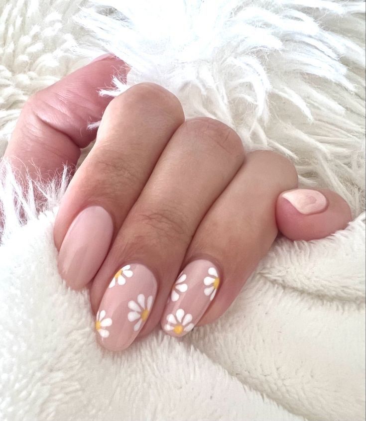 White Flower Pedicure Design, Pink Nails With White Daisy, Flower Detail Nails, Pale Pink Floral Nails, Daisy Ring Finger Nails, Small Daisy Nails, Pink And White Daisy Nails, Pink With White Flowers Nails, White Flowers On Pink Nails