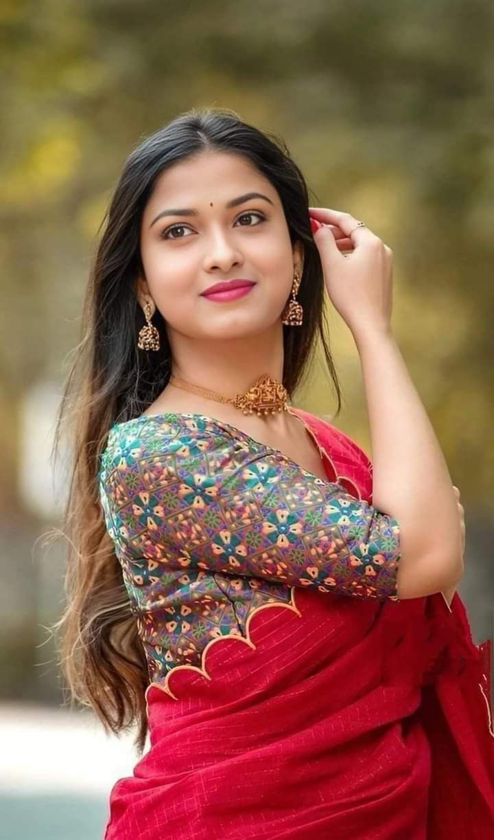 Latest Saree Blouse, Bride Photos Poses, Saree Poses, Saree Photoshoot, Saree Blouse Designs Latest, Indian Woman, Saree Trends, Stylish Sarees, Photography Poses Women