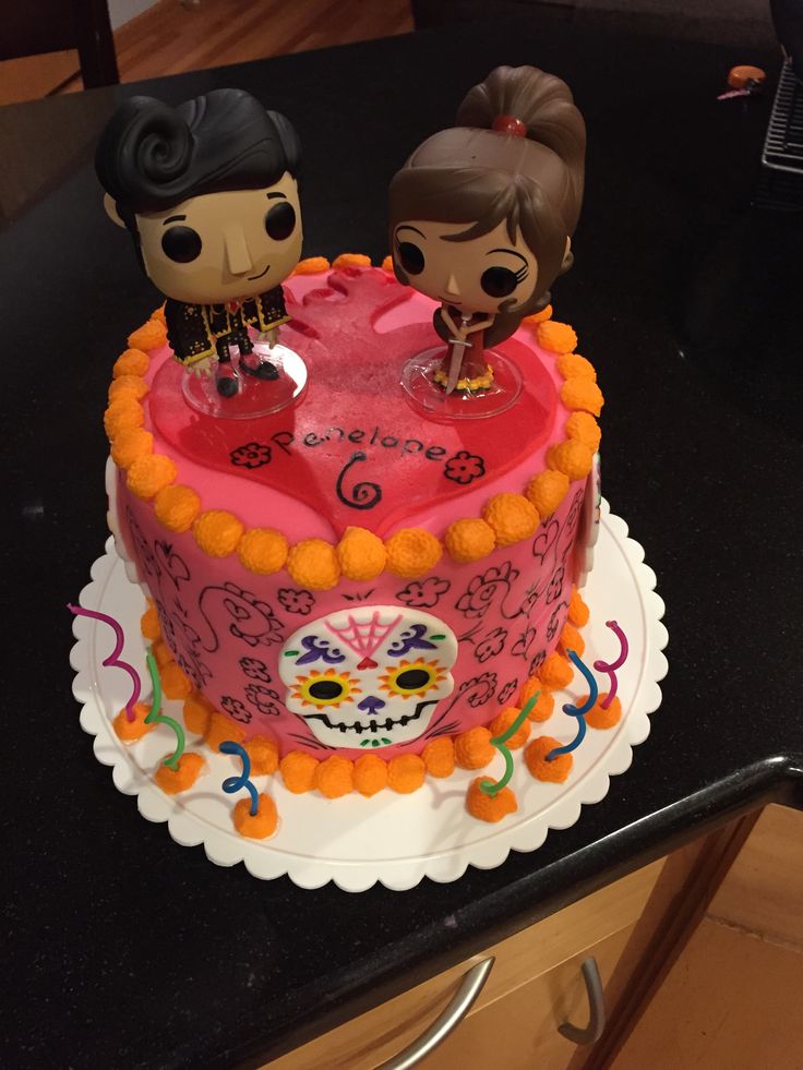 the cake is decorated with two small figurines