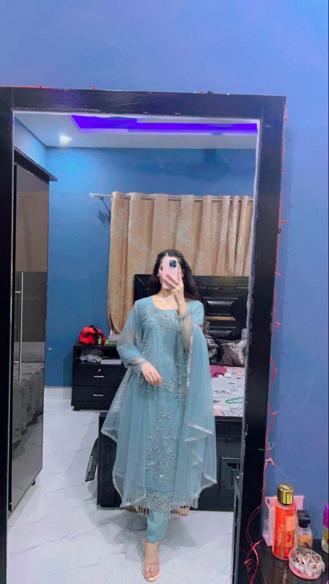 Eid Looks, Pakistani Designer Clothes, Girls Dps, Girly Dp, Eid Outfits, Desi Fashion Casual, Hello Fashion, Hot Women Dress, Simple Pakistani Dresses