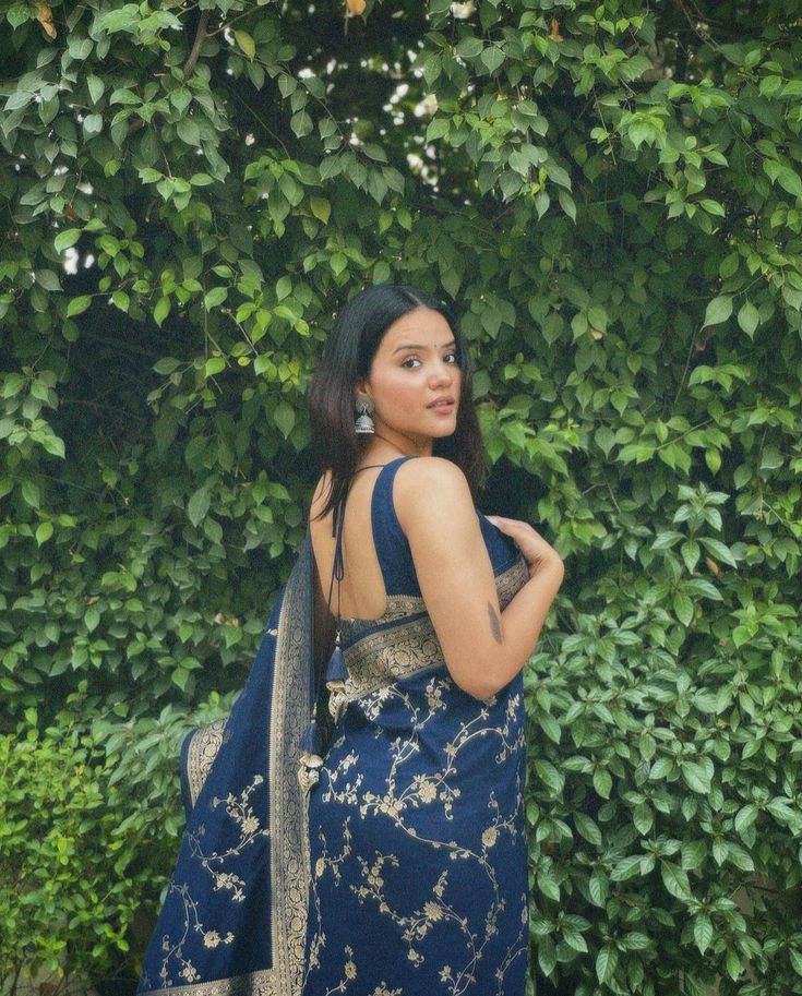 ig.aashixsahni Saree Look Pose, Asthetic Saree Pic Ideas, Saree Picture Ideas, Saare Poses Aesthetic, Blue Saree Aesthetic, Blue Blouse Saree, Farewell Looks, Poses For Saree, Poses On Saree